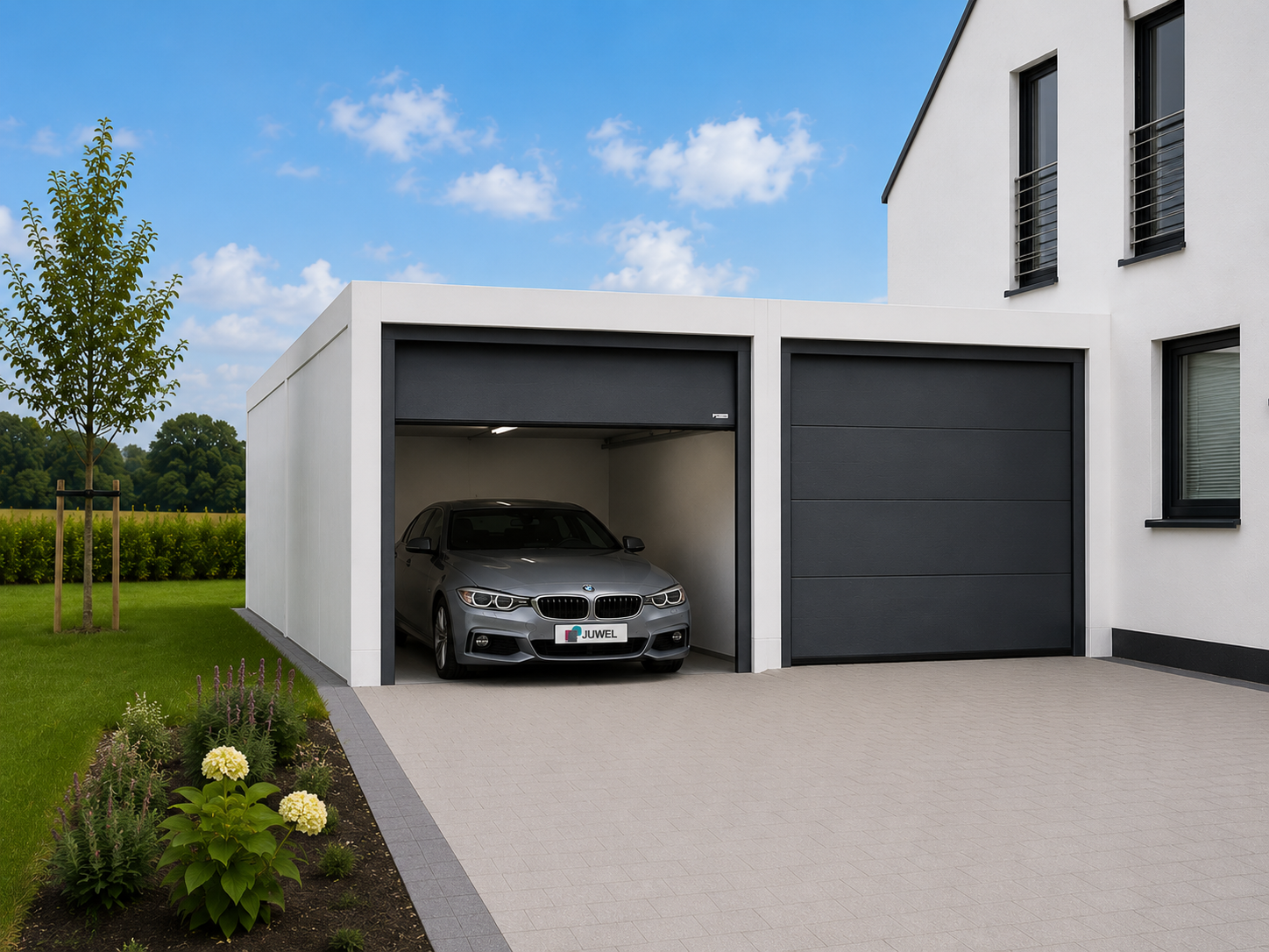 Grijze auto in een moderne dubbele garage voor een wit huis met tuin.