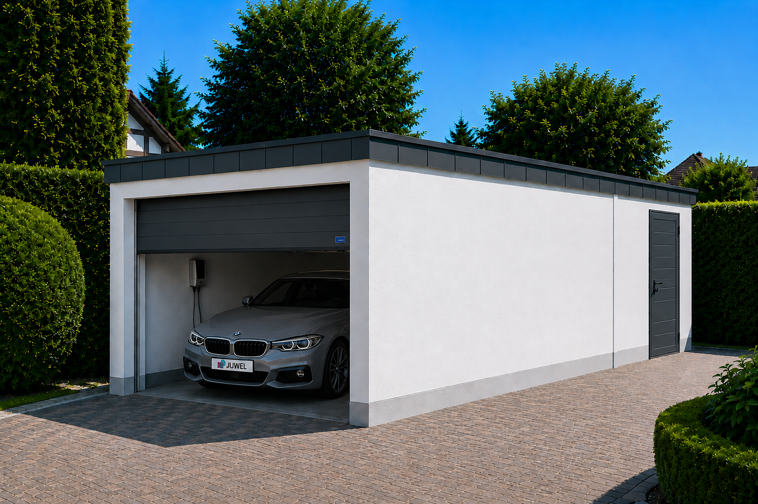 Grijze BMW staat in een witte garage met grijze accenten. Geplaveide oprit, hagen op de achtergrond, blauwe lucht.