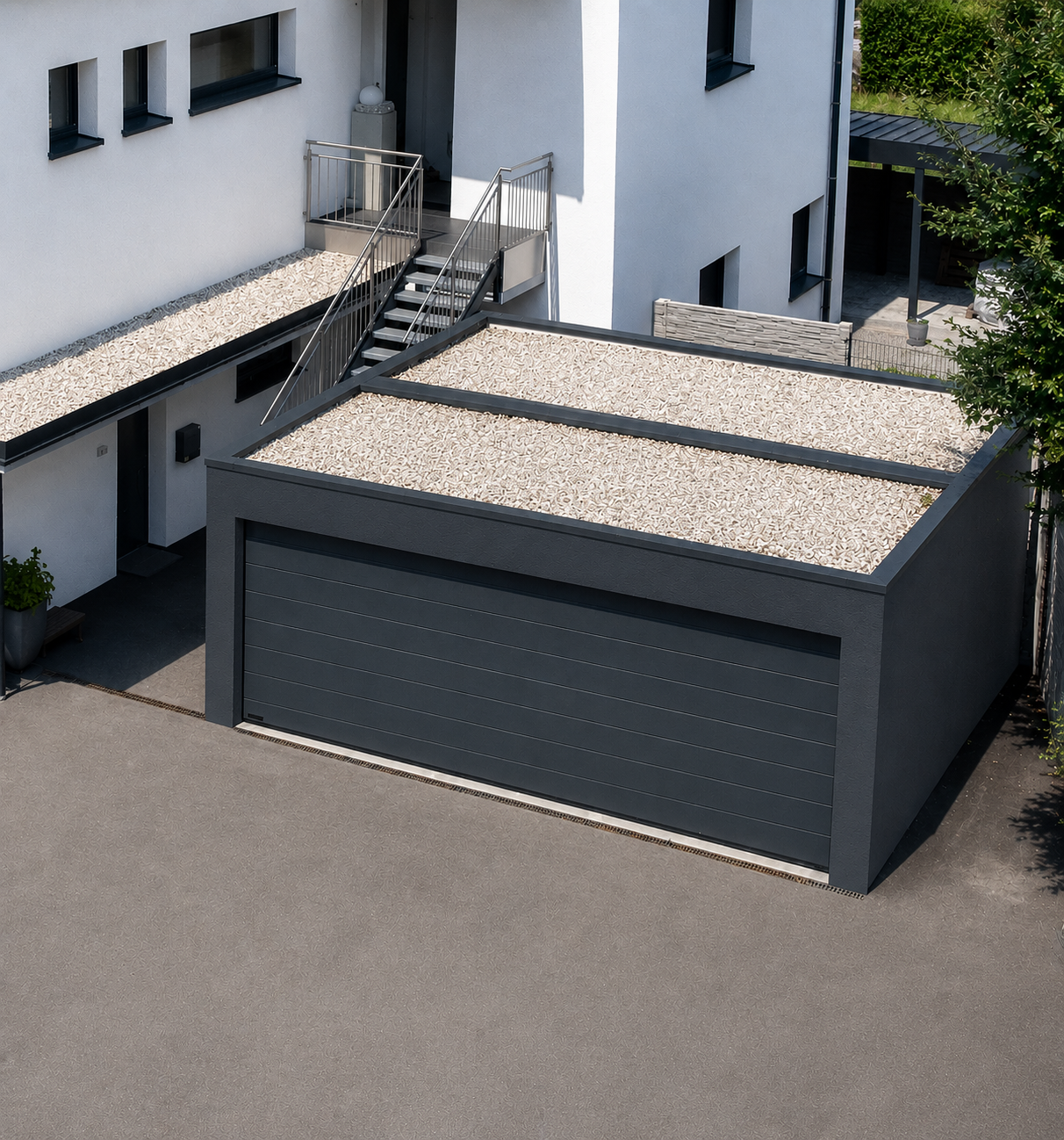 Modern huis met platdakgarage, bedekt met grind. Trap naar de ingang. Asfalt oprit.