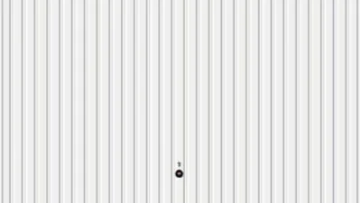 Witte garagedeur met verticale ribben en centraal slot.