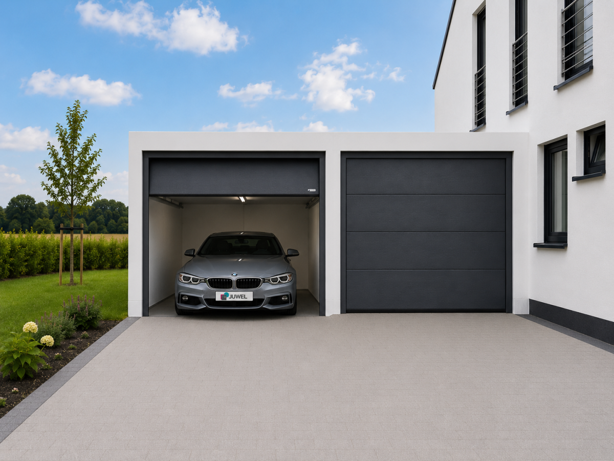 Modern huis met dubbele garage. Donkergrijze auto staat in geopende garage, ernaast gesloten garagedeur. Gazon en heg in de achtergrond.