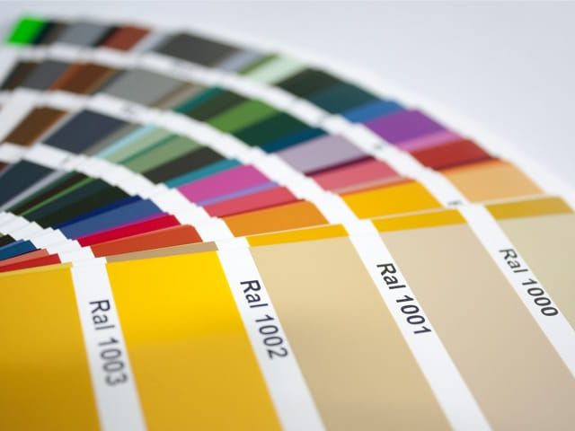 Kleurenpalet met diverse tinten, waaronder geel-, beige- en bruintinten. RAL-kleurcodes zichtbaar.
