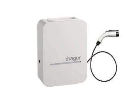 Witte laadpaal met aangebrachte laadkabel voor elektrische voertuigen. Fabrikantlogo 'Hager'.