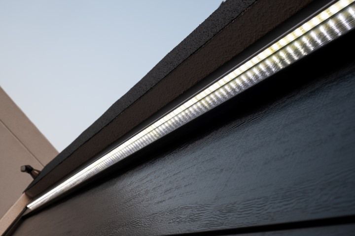 Close-up van een led-lichtstrip onder de garagelatei, biedt onopvallende maar effectieve verlichting voor de garage.