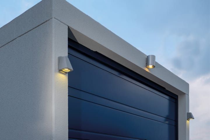 Buitenaanzicht van een moderne prefab garage met led-lichtstrips, die voor optimale verlichting en veiligheid zorgen.